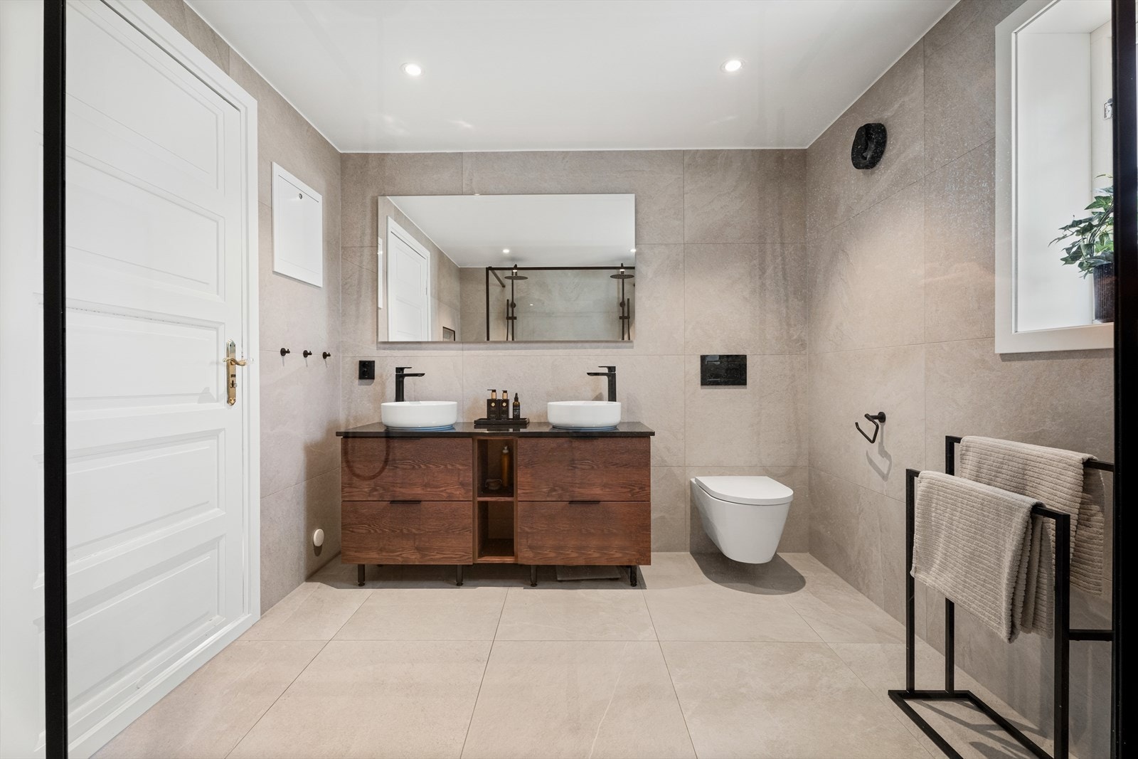 Baderommet er godt ventilert med avtrekksvifte og har vegghengt wc. Galleribilde