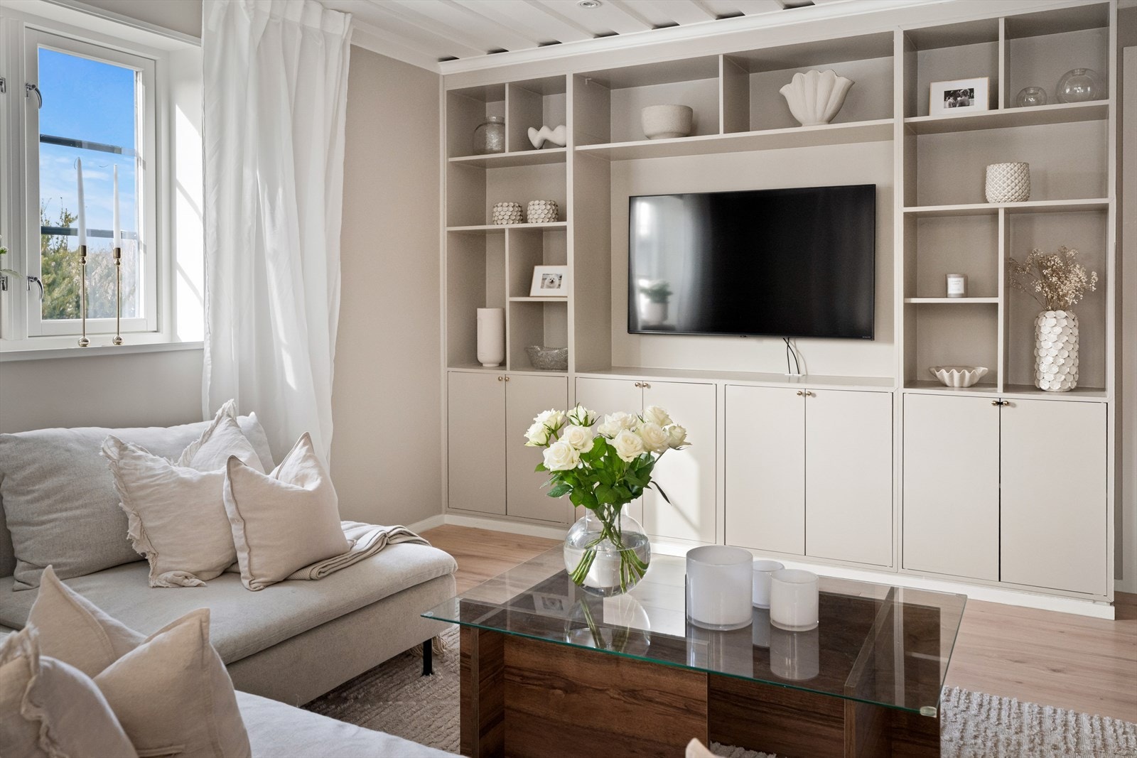 Stuen er malt i lune- og behagelige veggtoner. Galleribilde