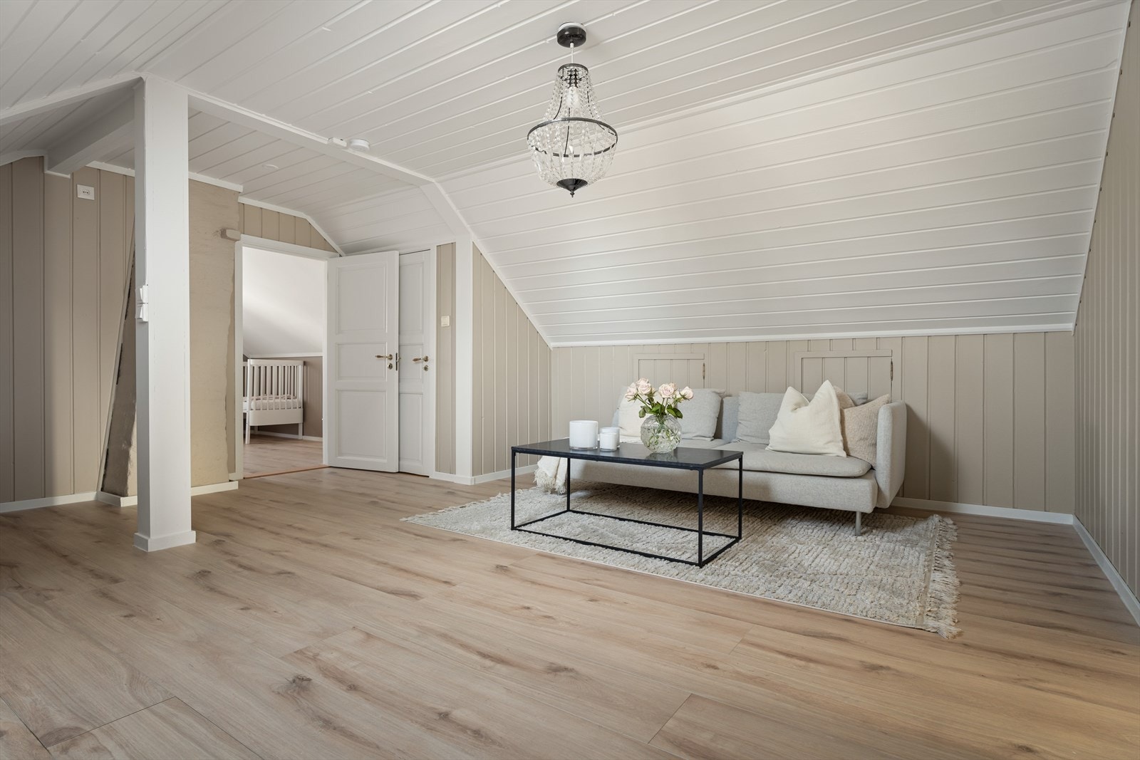 Loftstuen har god plass til sofagruppe f. eks. TV-benk. Galleribilde