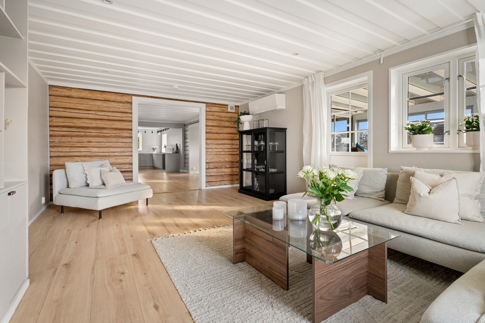 Fra stuen er det utgang til den overbygde- og innglassede balkongen. Galleribilde