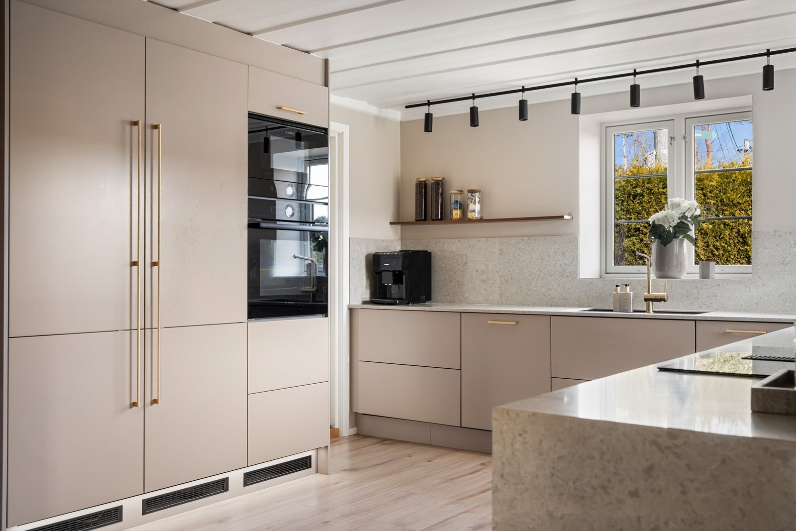 Kjøkkenet har alle forutsetninger for at familiens kokk kan briljere! Galleribilde