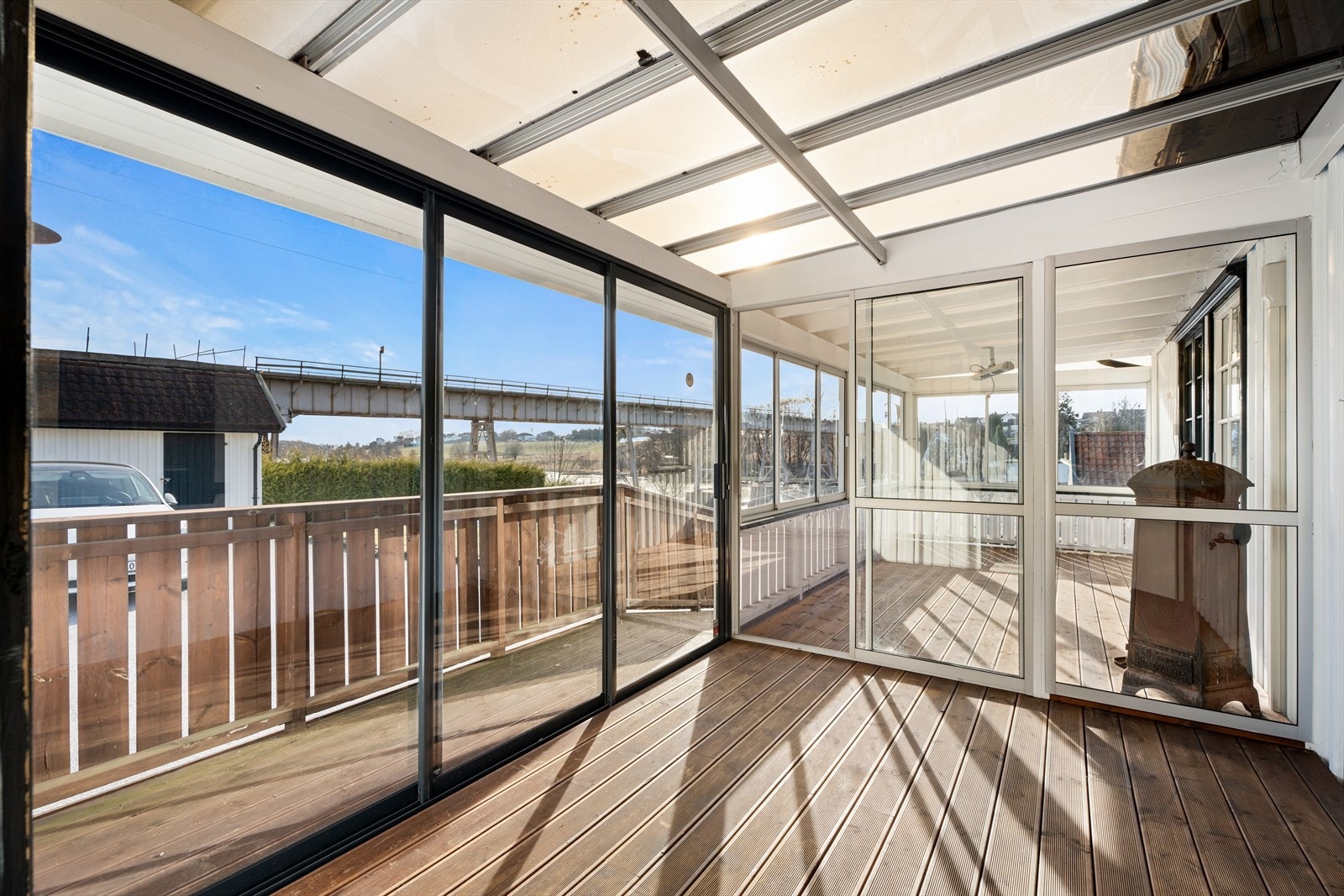 Fra entréen/gangen er det utgang til en innglasset balkong, som i tillegg har adkomst fra stuen og som kan avdeles med skyvedør. Galleribilde