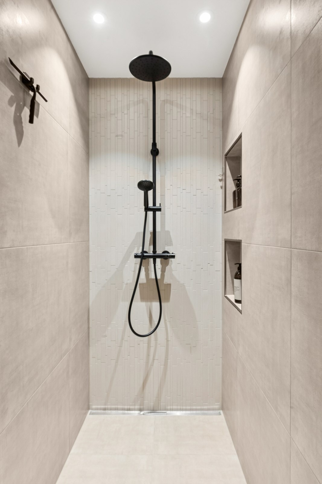 Badet har både dusjnisje og badekar. Galleribilde