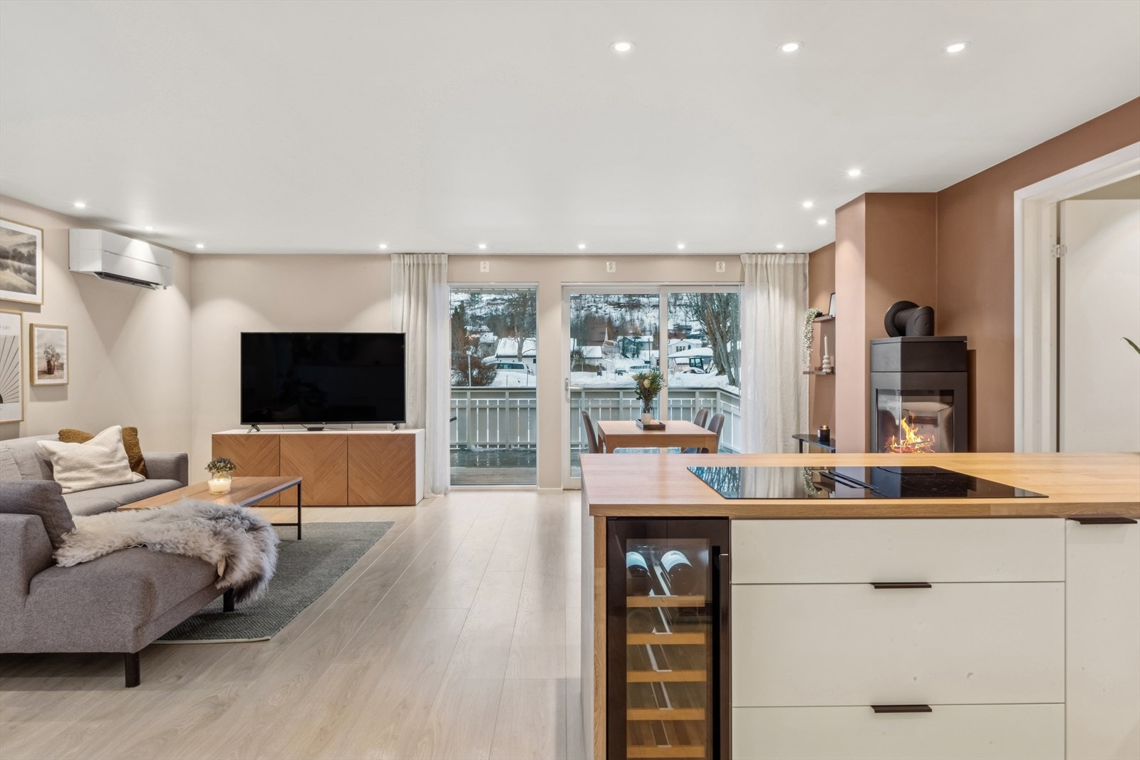 Boligen har en romslig og åpen kjøkkenløsning mot stuen/spisestuen. Galleribilde