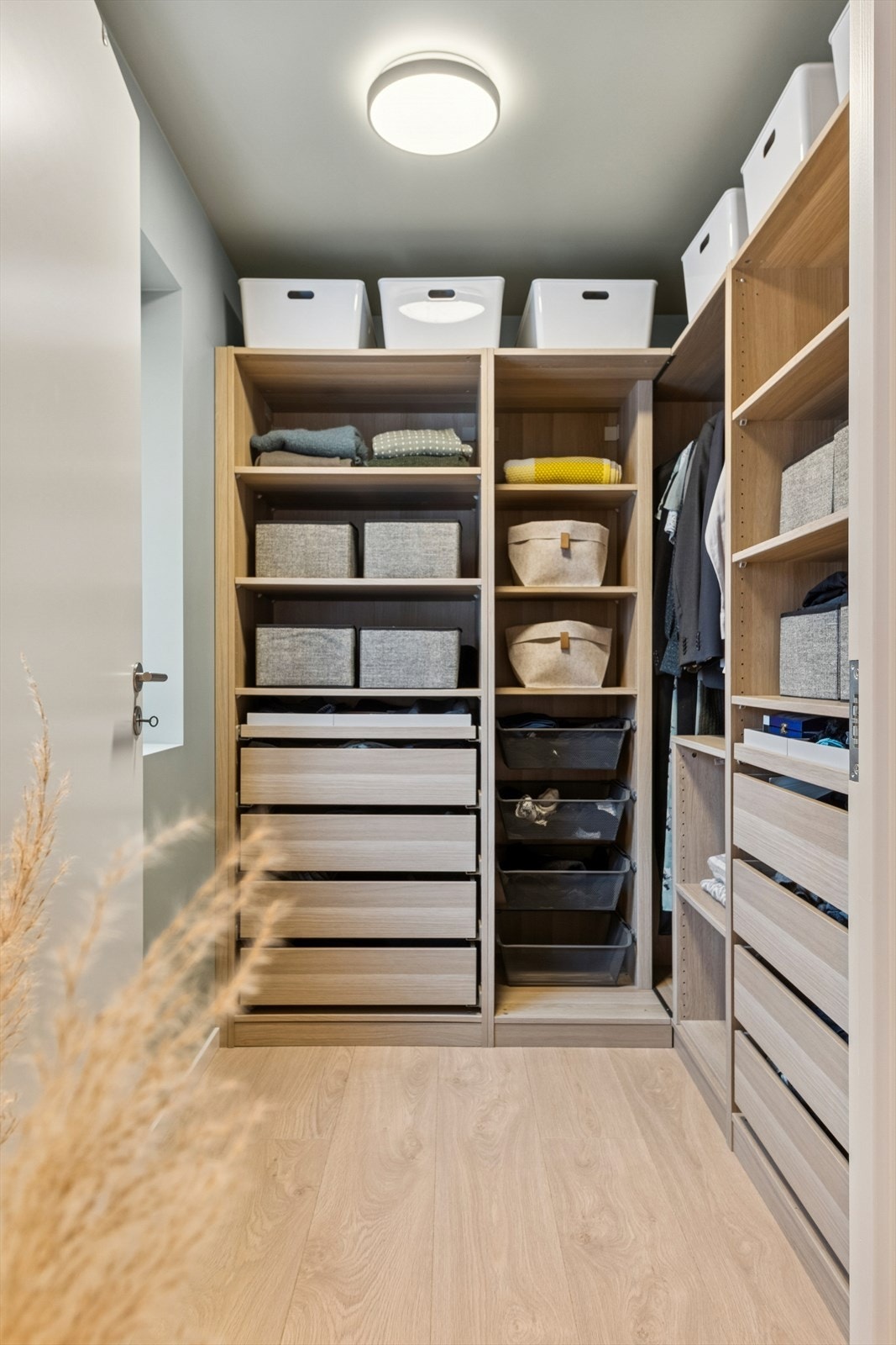 Garderoberommet har godt med oppbevaringsplass. Galleribilde