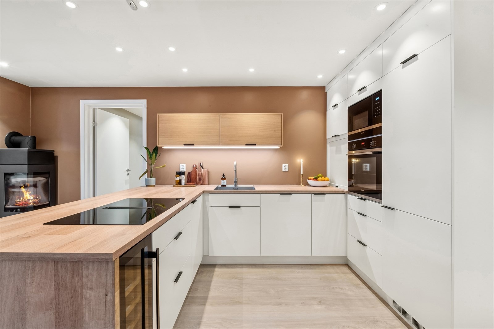 Kjøkkenet er fra 2021 og har en stilren innredning med glatte fronter, benkeplate i laminat, underlimt kjøkkenvask, og det er installert både vannstoppsystem og komfyrvakt for økt sikkerhet. Galleribilde