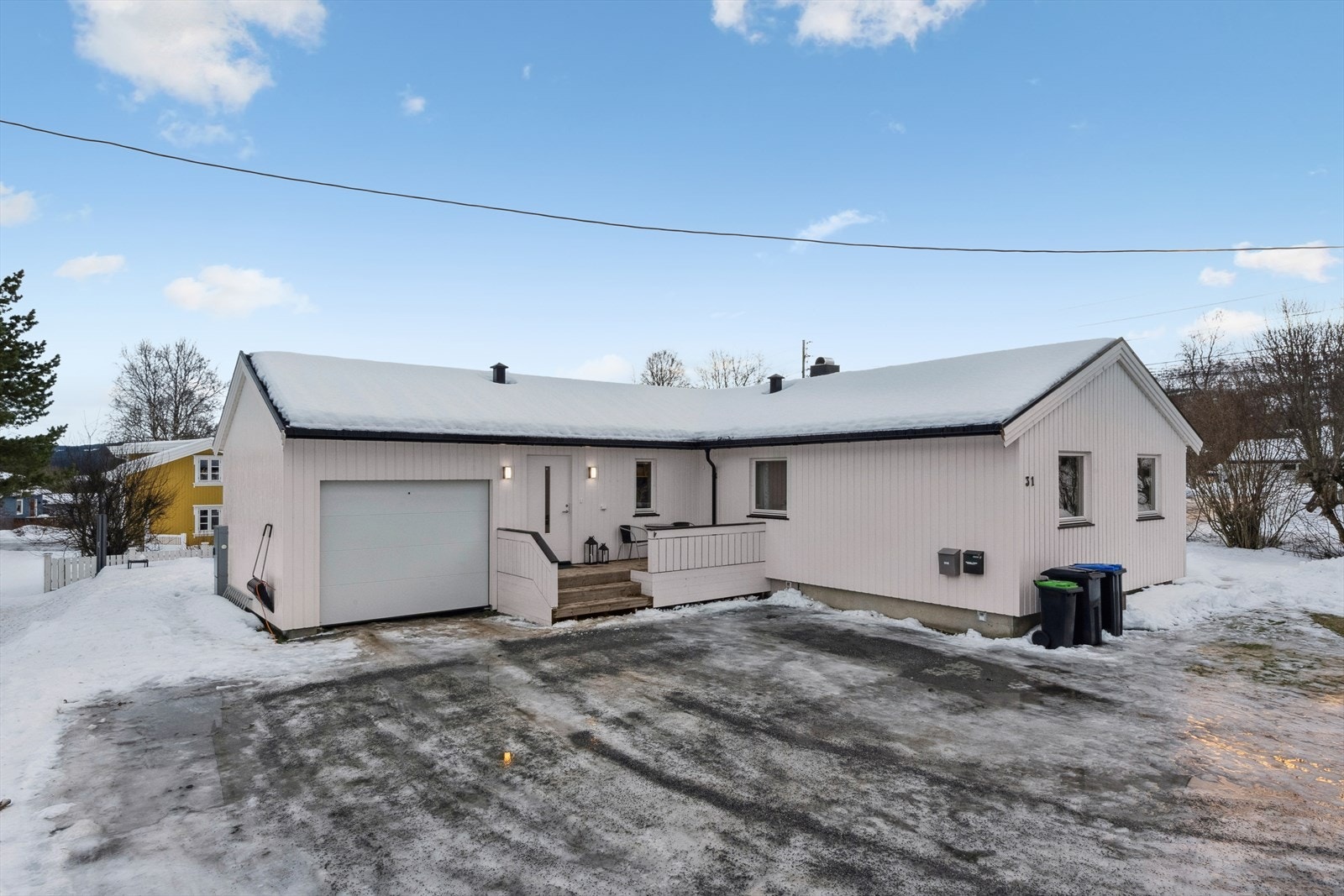 Parkering i boligens integrerte garasje (ikke godkjent) i 1. etasje. Ellers plass til biler på egen tomt. Galleribilde