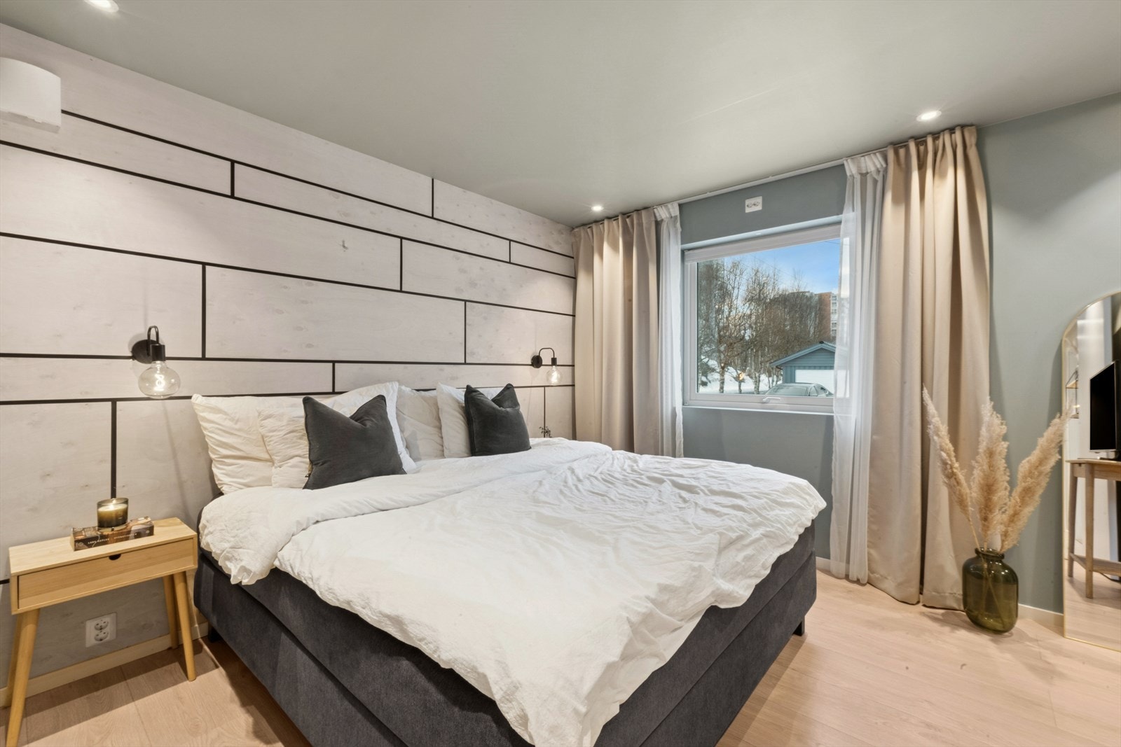 Romslig hovedsoverom i 1. etasje. Galleribilde