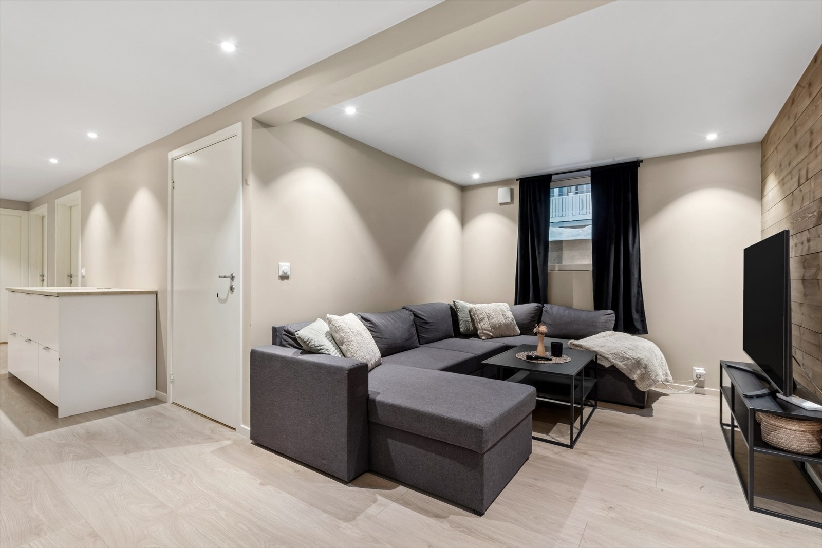 Kjelleren er innredet som en utleiedel med egen inngang. Kjelleren er ikke godkjent slik den fremstår. Galleribilde