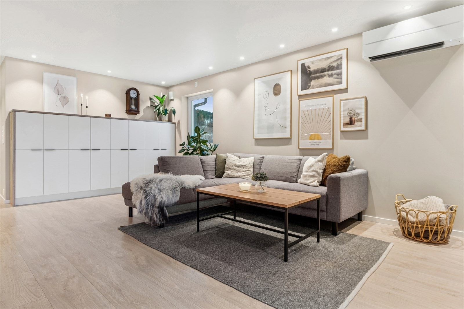 Stuens utforming gir rom for flere møbleringssoner. Galleribilde