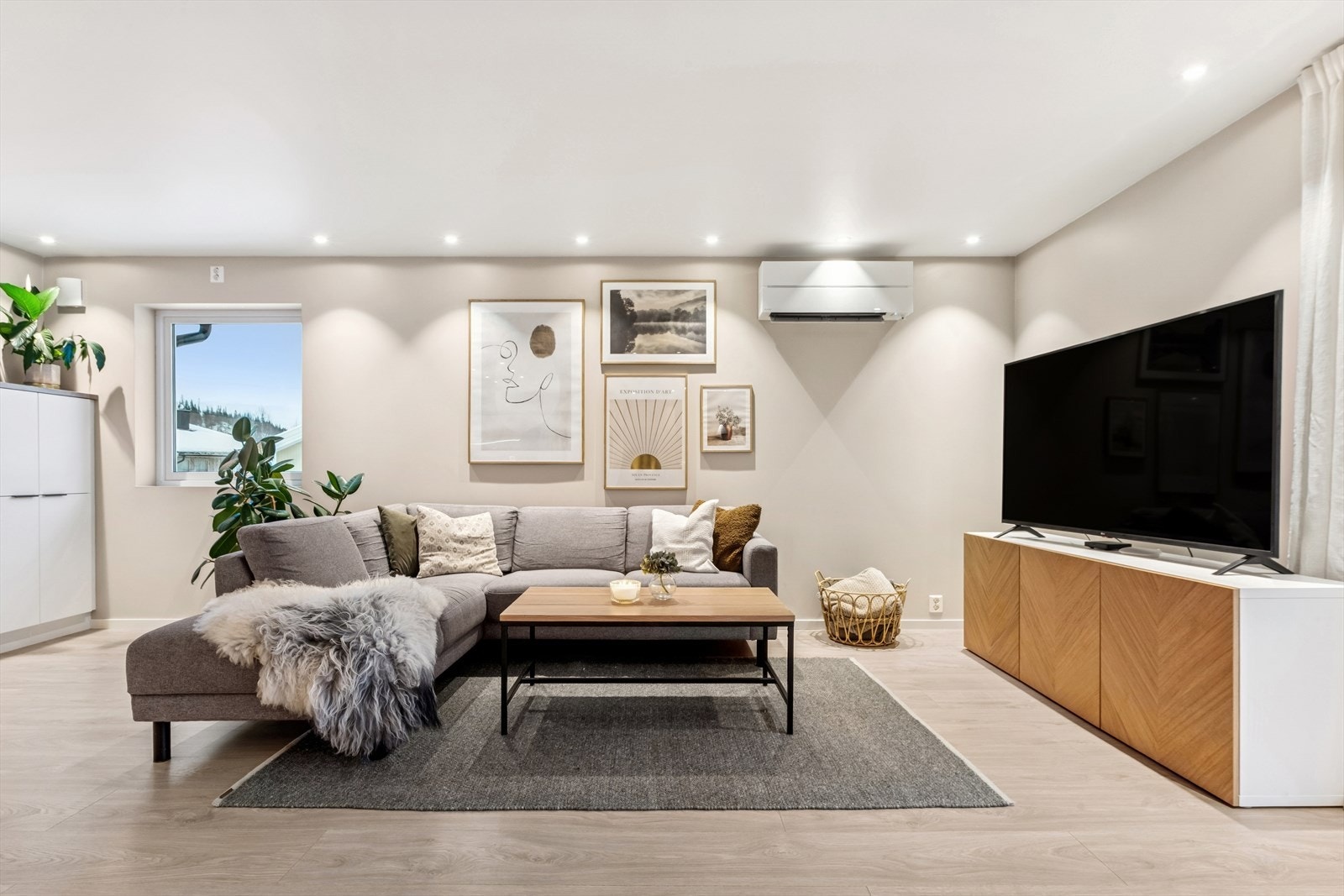 Luft-til-luft varmepumpe fra 2023 gir effektiv oppvarming i stuen. Galleribilde