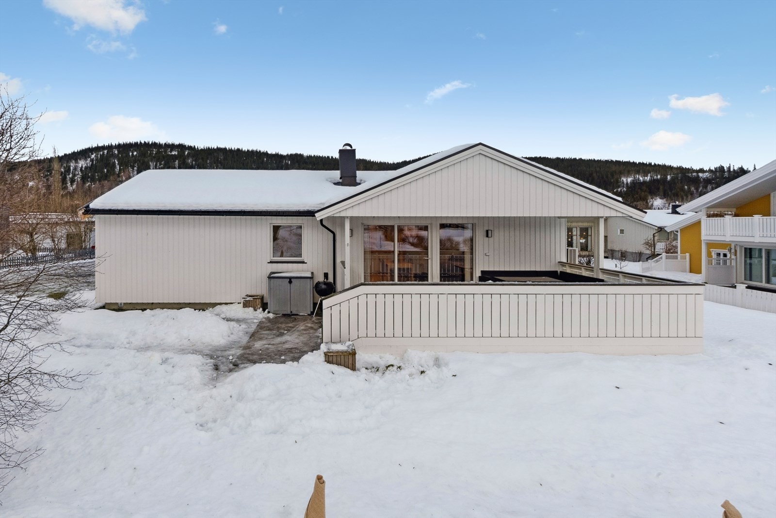 Eiendommen har en eiet tomt som er pent opparbeidet med plenarealer, beplantninger og gruslagt innkjørsel/gårdsplass. Galleribilde