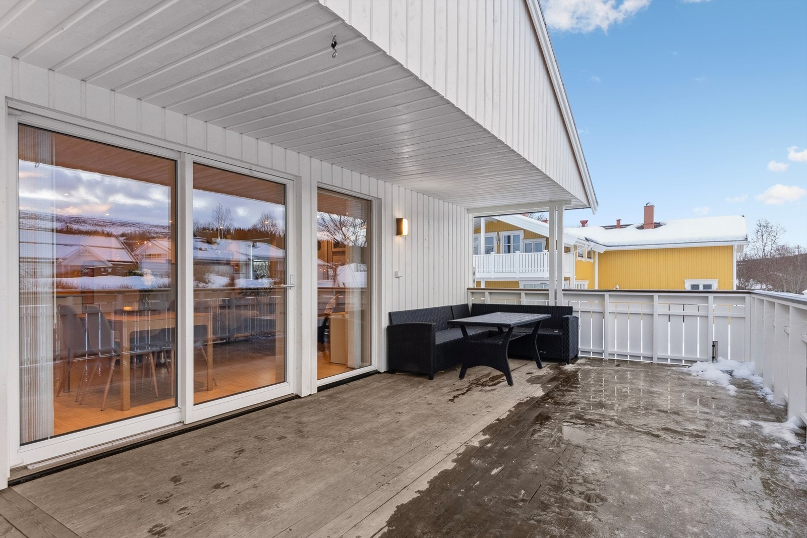 Boligen har utgang til en terrasse fra 2022 på 23 kvm fra stuen. Galleribilde