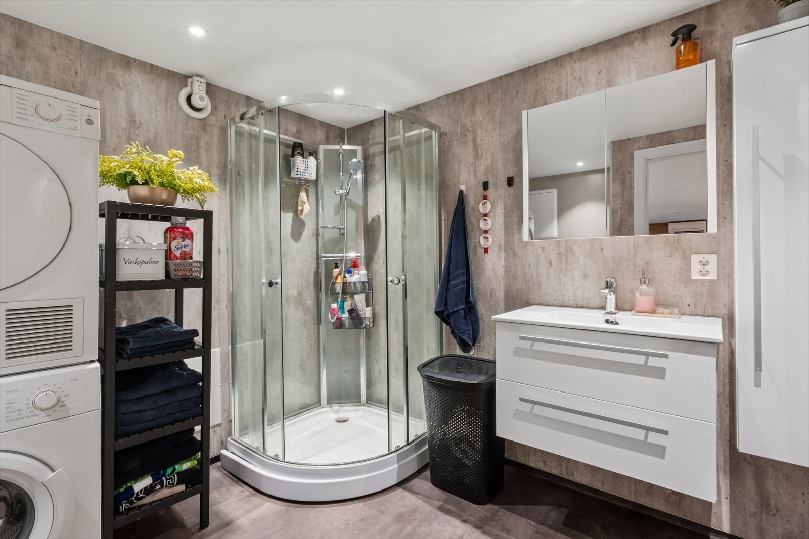 I kjelleren finner man et bad fra 2020. Badet er utstyrt med en innredning med nedfelt servant, veggmontert toalett med innebygget sisterne, og et dusjkabinett. Det er også opplegg for vaskemaskin. Galleribilde