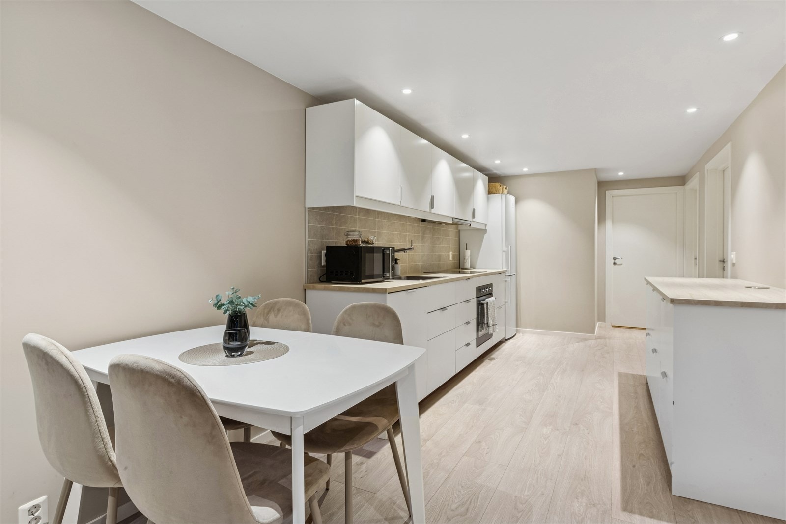 Kjøkkenet i kjelleren er fra 2020 og har en funksjonell innredning med integrerte hvitevarer. Galleribilde