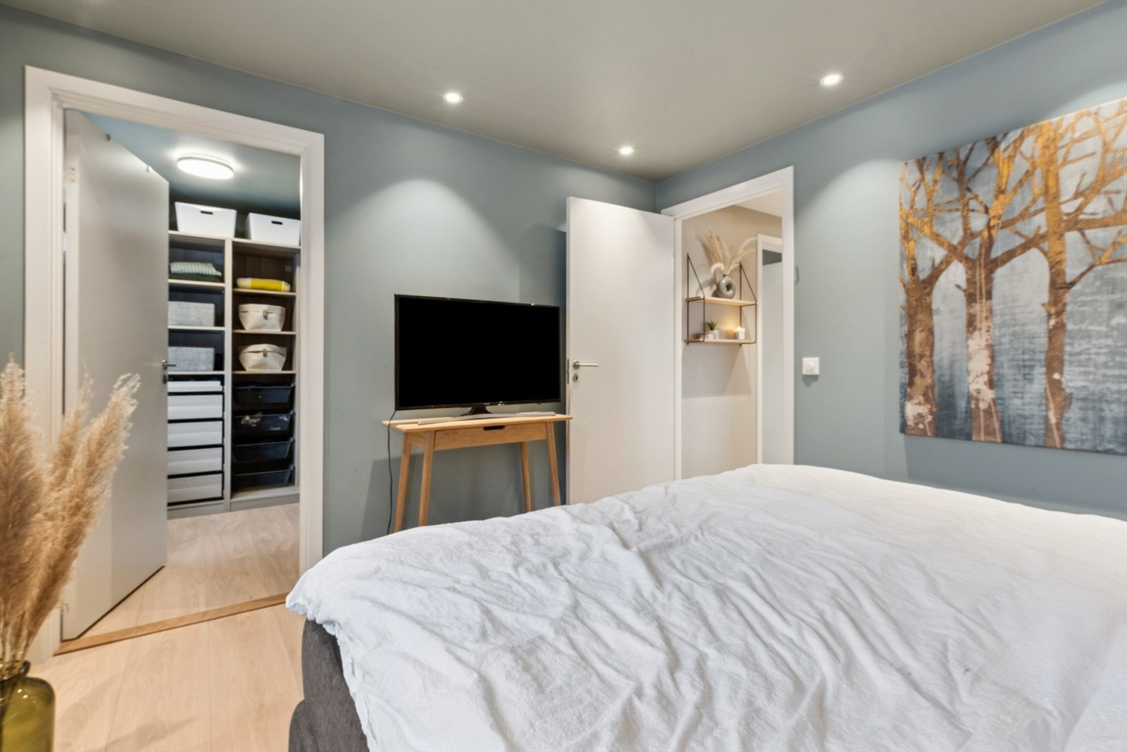 Plass til dobbeltseng og direkte adkomst til eget garderoberom. Galleribilde