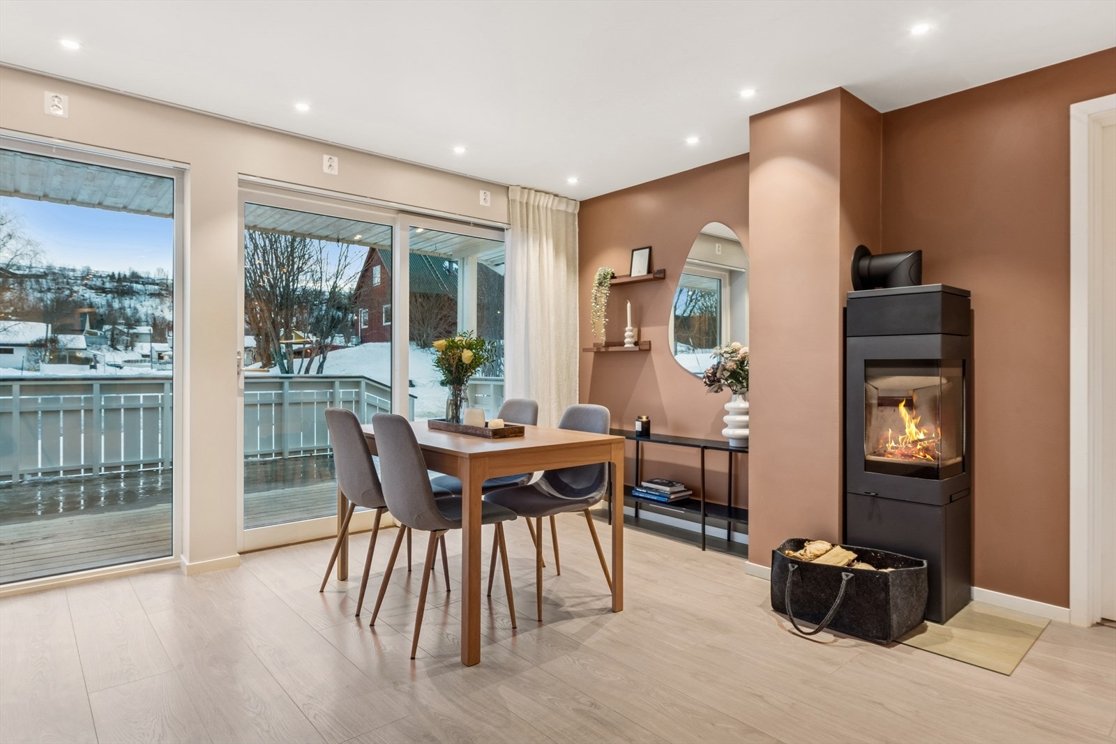 Peisovnen gir en koselig atmosfære i spiseområdet. Galleribilde