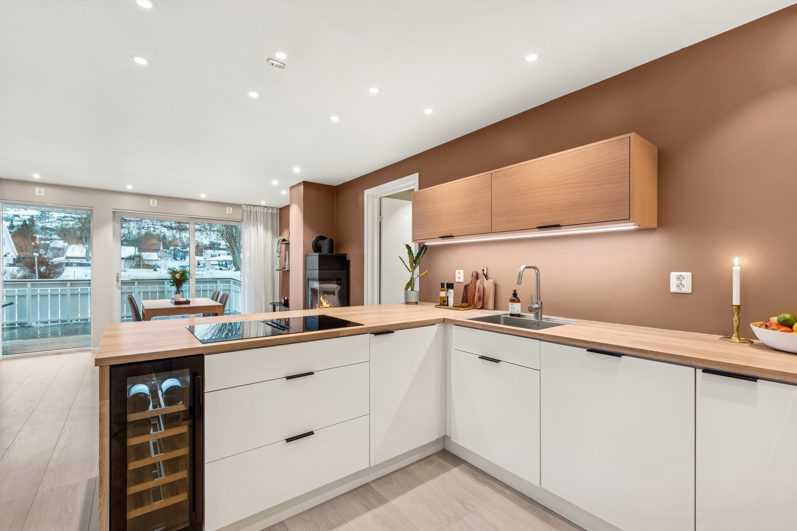 Av hvitevarer finnes integrert kjøleskap, induksjonstopp med integrert avtrekk, vinskap, mikrobølgeovn og stekeovn. Galleribilde