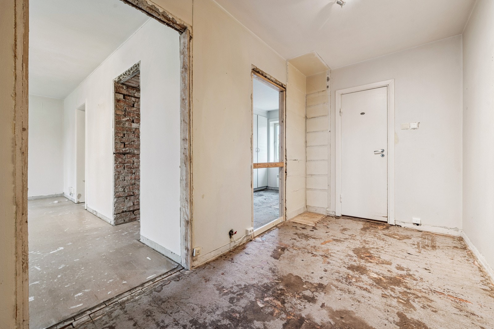 Det er plass til et garderobeskap i gangen. Her er det også et praktisk kott for ekstra oppbevaringsplass. Galleribilde