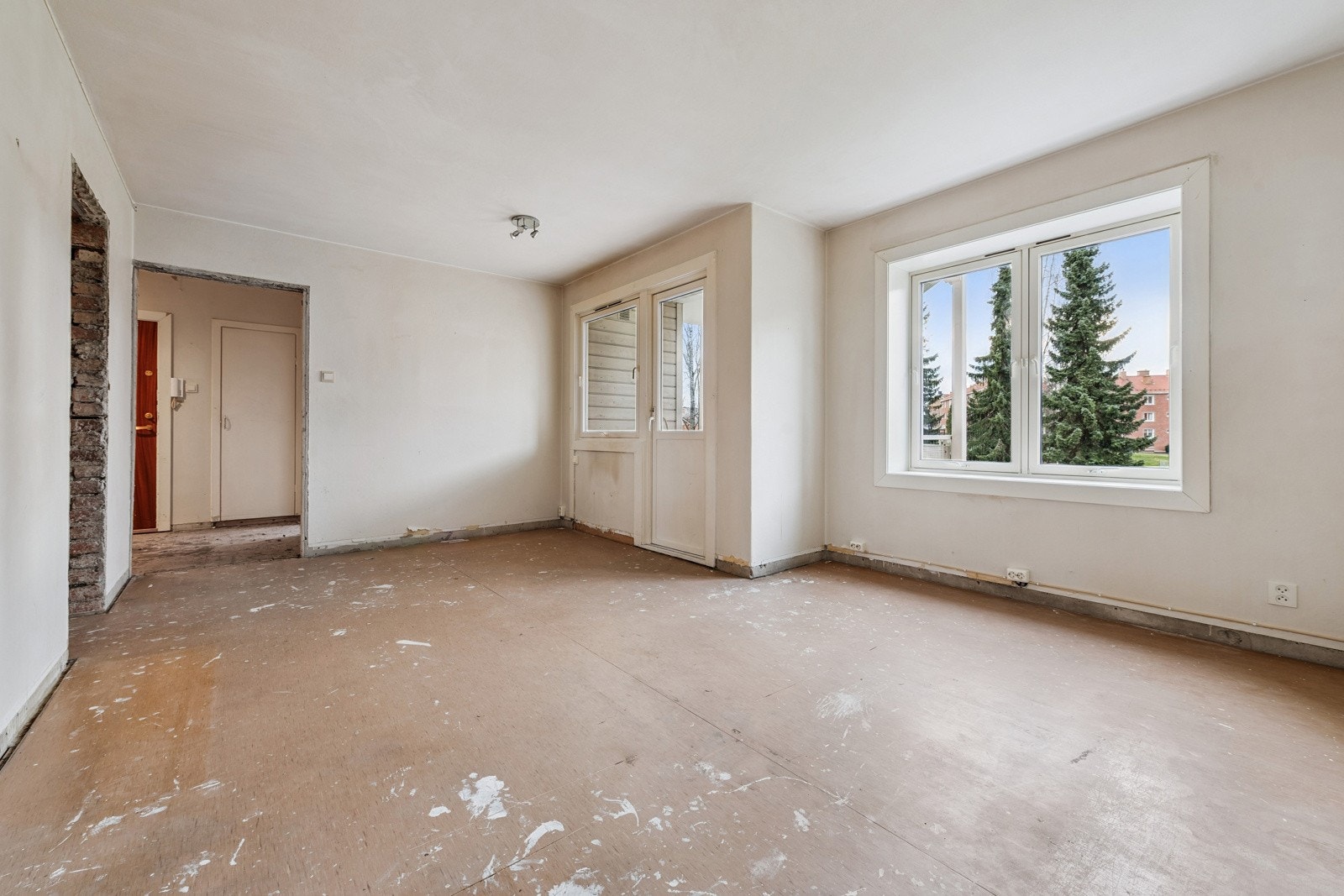 I stuen er det store vindusflater som slipper inn rikelig med lys. Galleribilde