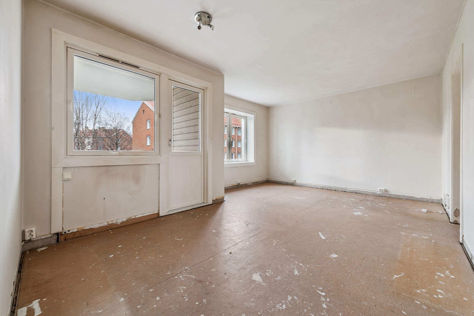 Romslig stue med god plass til sittegruppe og spisebord. Galleribilde