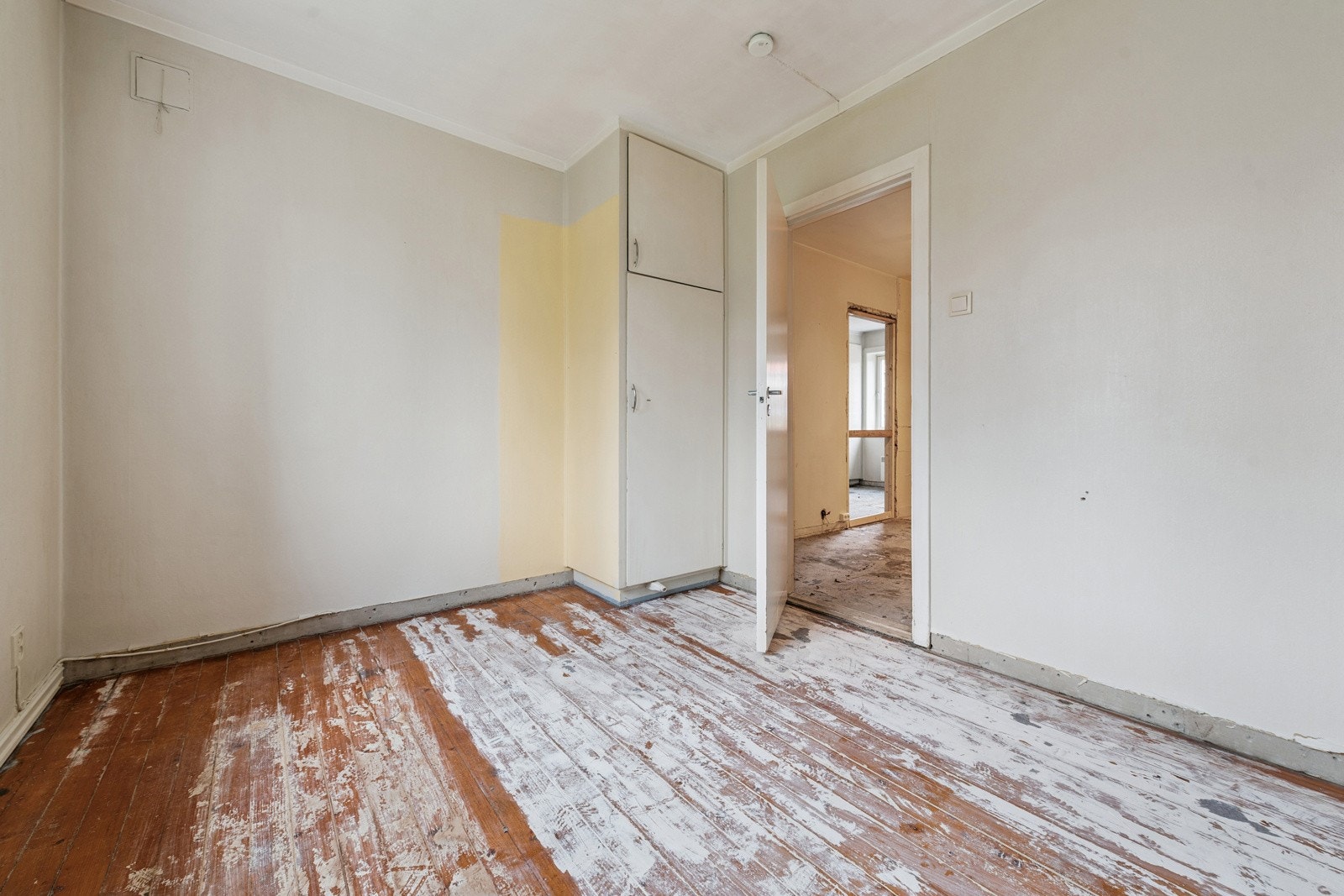 Det andre soverommet er fleksibelt og kan brukes som barnerom, gjesterom eller kontor, med plass til både seng og møblement. Galleribilde