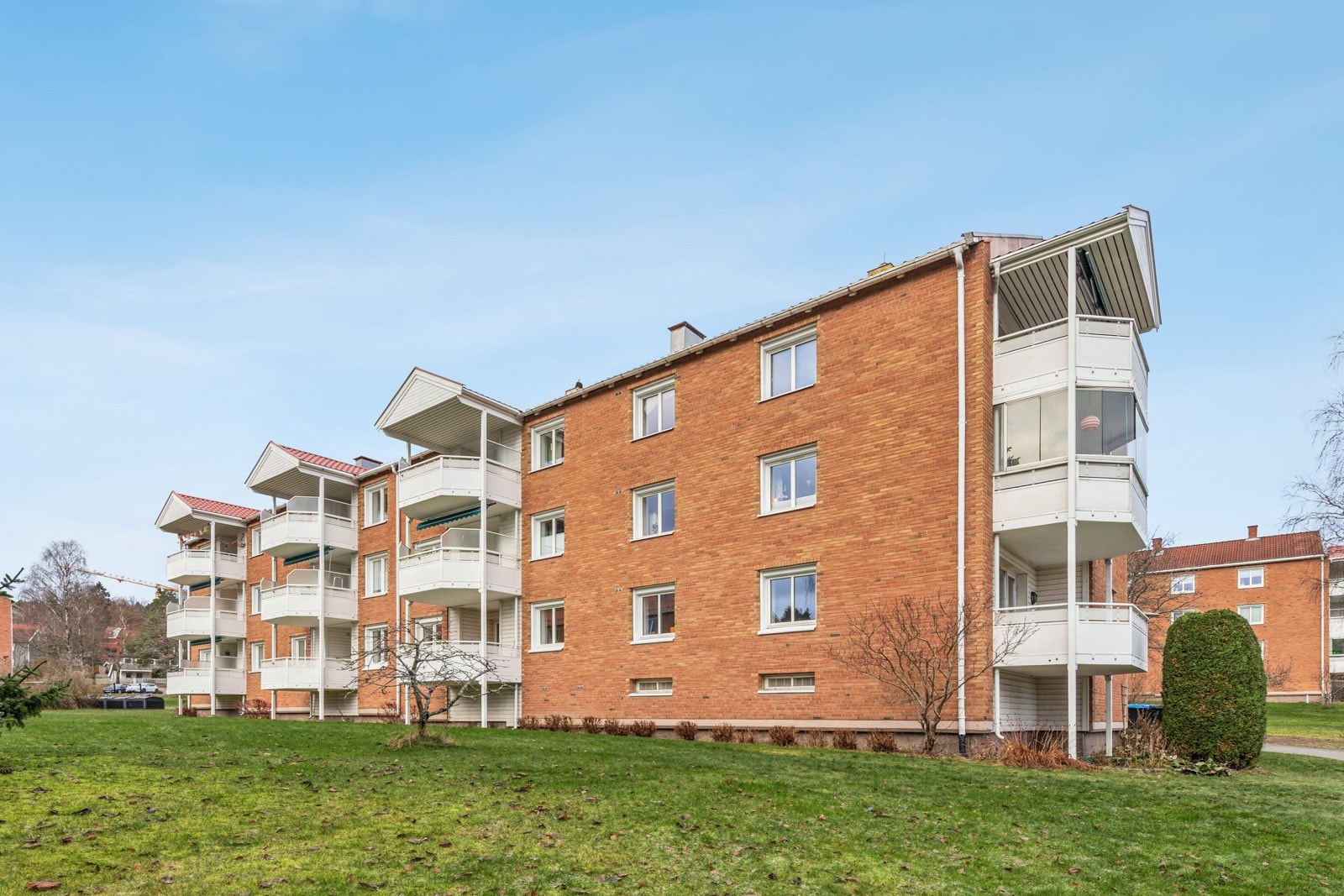 Andelsleilighet i det populære Flaen borettslag, sentralt men samtidig landlig plassert, omgitt av store og velholdte grøntområder mellom og rundt blokkene. Galleribilde