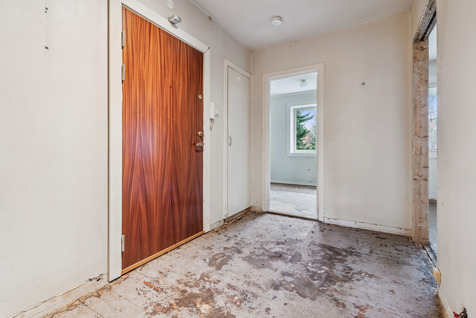 Romslig entre med god plass til å henge fra seg yttertøy og sette fra seg sko. Galleribilde