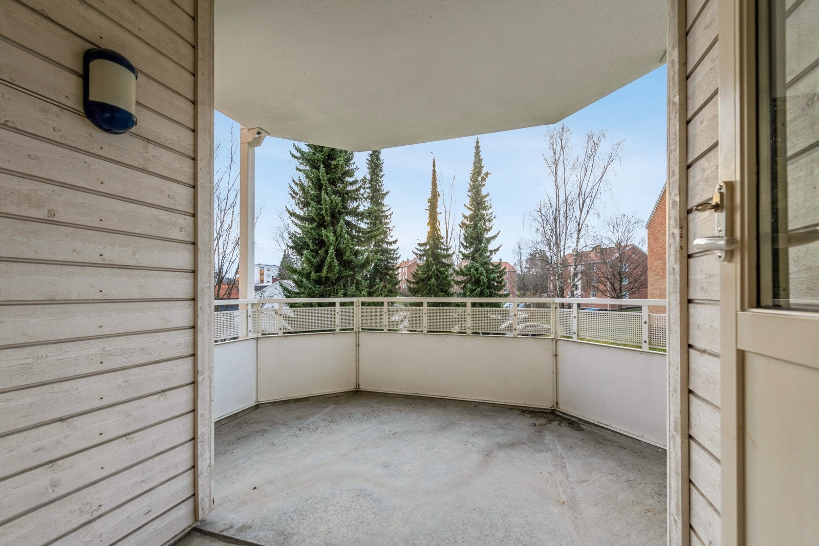 Her er det god plass til utemøbler og grill. Her kan du nyte solrike dager og lune kvelder. Galleribilde