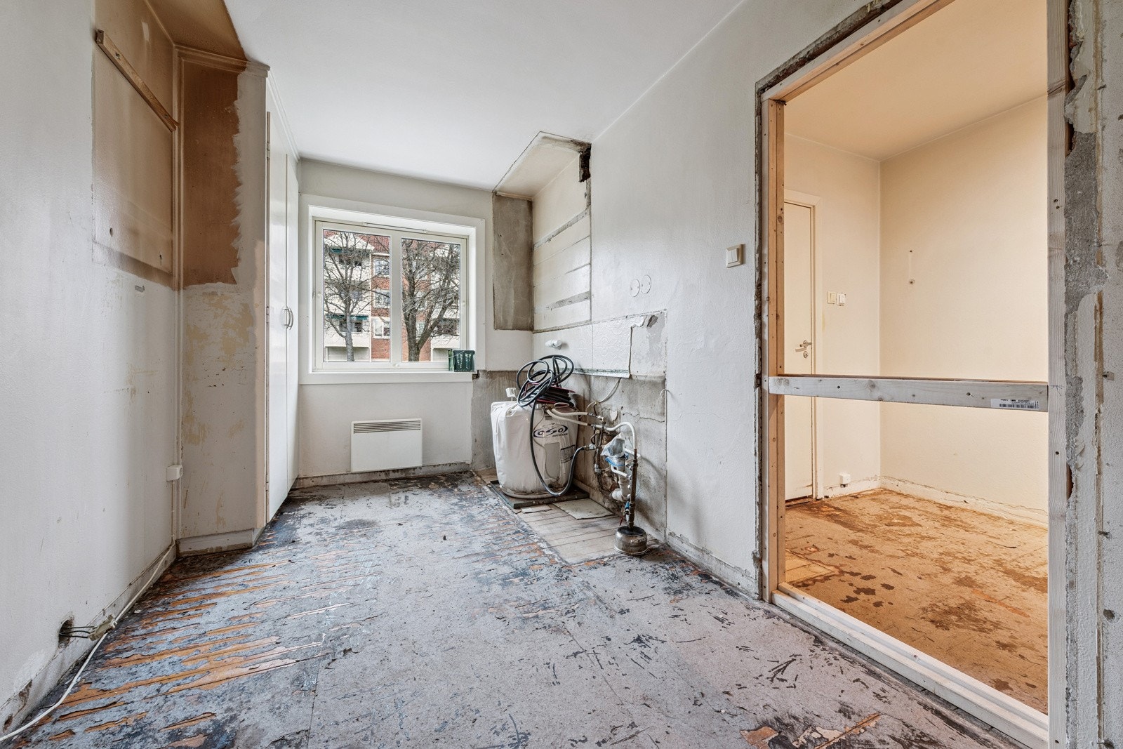 Adskilt kjøkkenrom av god størrelse. Galleribilde