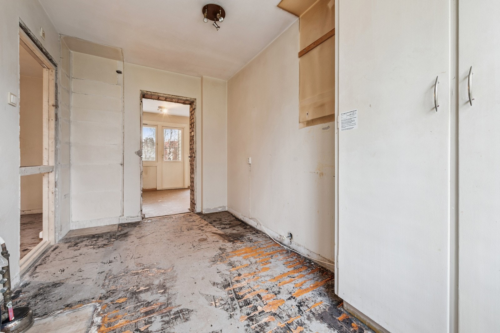 Kjøkkenet er revet, så her er det bare å sette i gang med oppussingen av drømmekjøkkenet. Galleribilde