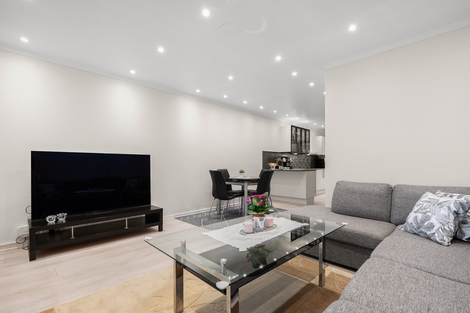 Velkommen til Karl Staaffs Vei 73 presentert av Hamdi Kaptan v/Krogsveen Nordstrand. Galleribilde