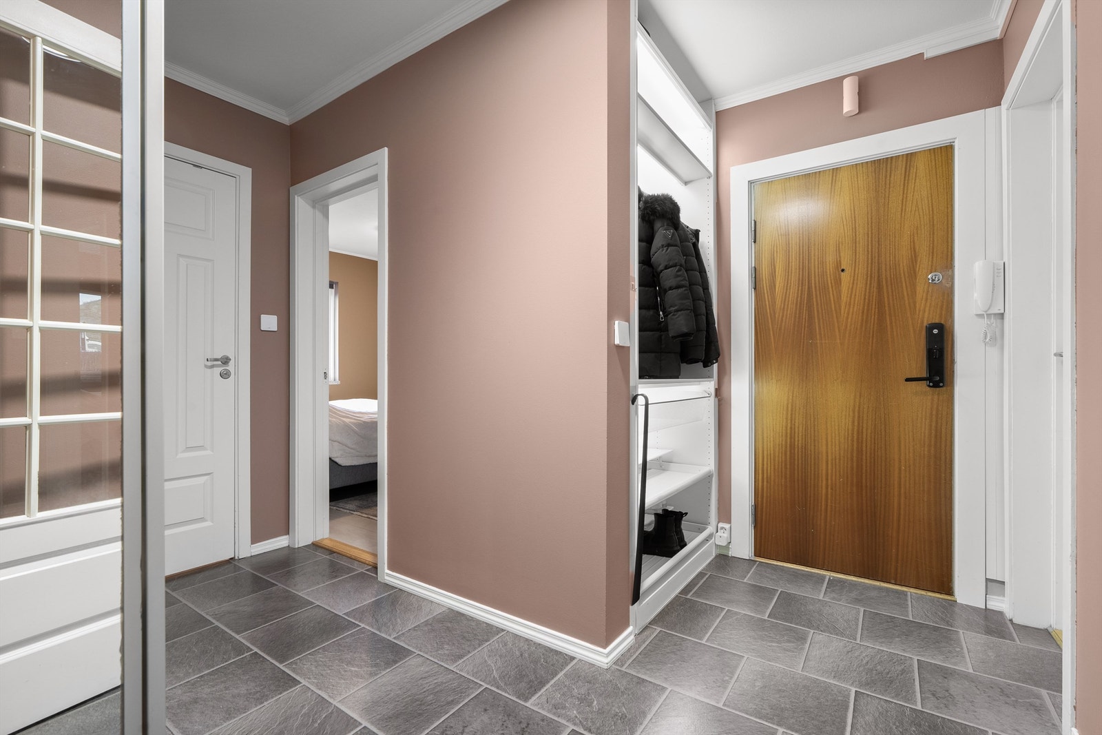 Leiligheten ligger i en høy 1. etasje, med adkomst via en innbydende entré. Galleribilde