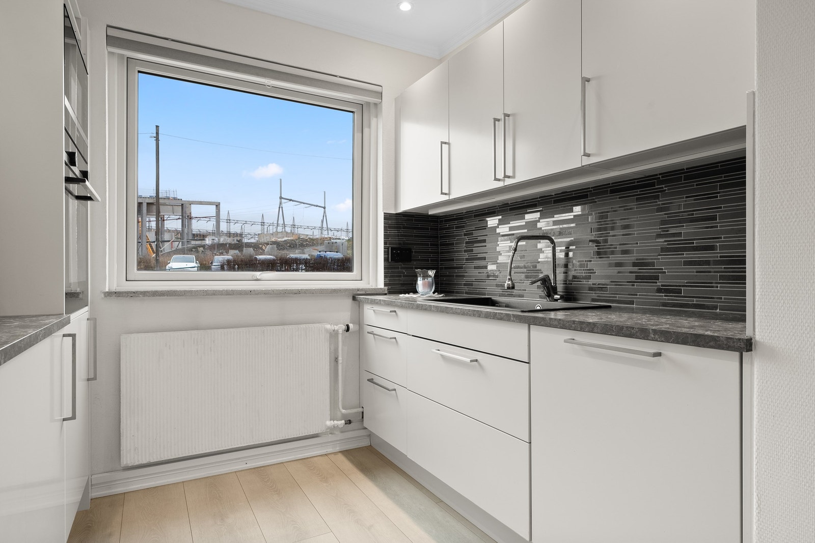 Vinduet gir godt med arbeidslys til kjøkkenbenken. Galleribilde