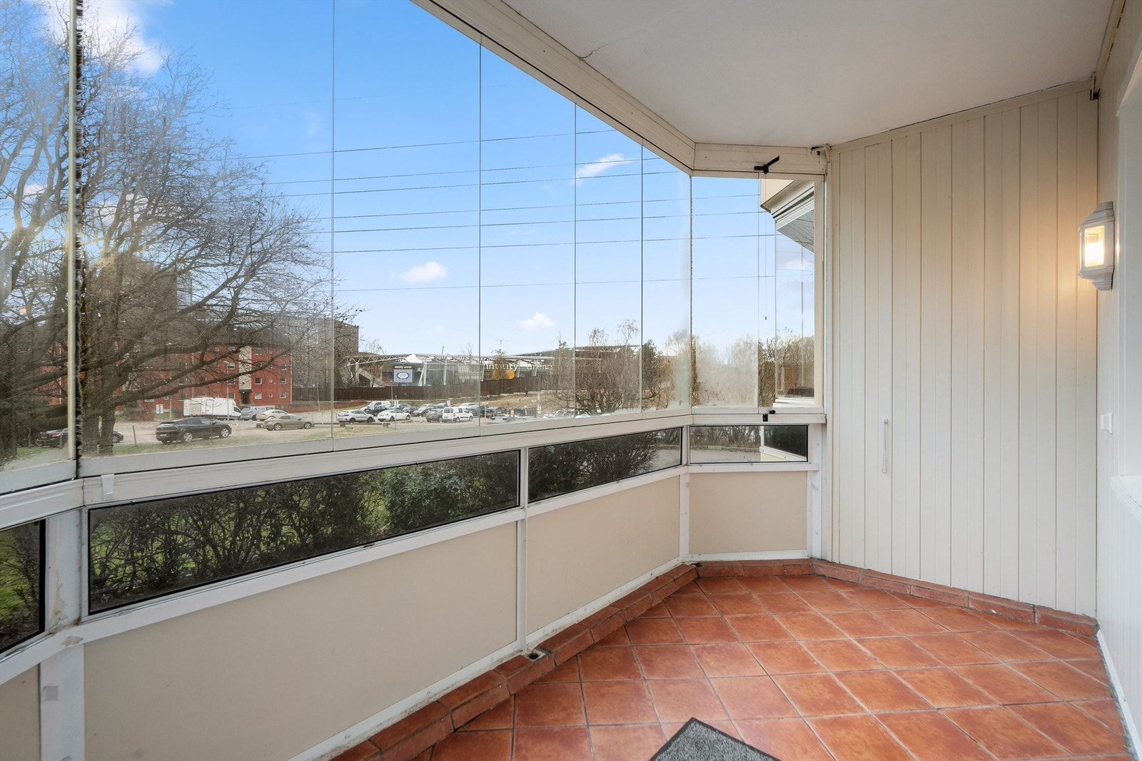 Den sydvendte, innglassede balkongen på 8 m² utvider stuen og kan nytes store deler av året. Galleribilde