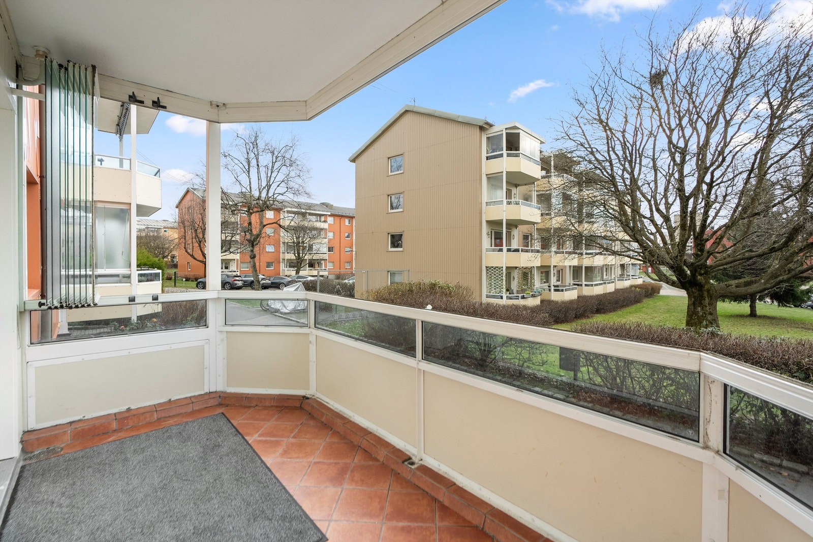 Glassfeltene kan enkelt skyves til side for å åpne opp på varme dager. Galleribilde