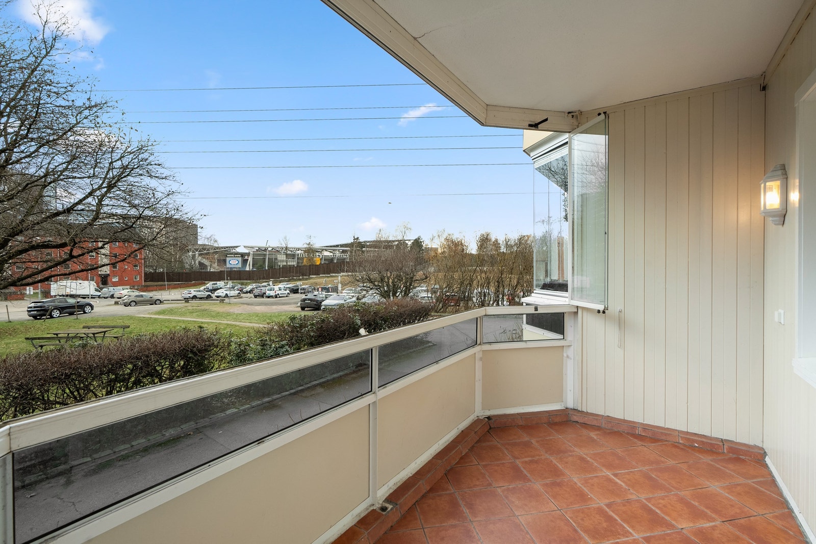 Innglassingen gjør balkongen til et lunt og anvendelig uterom. Galleribilde