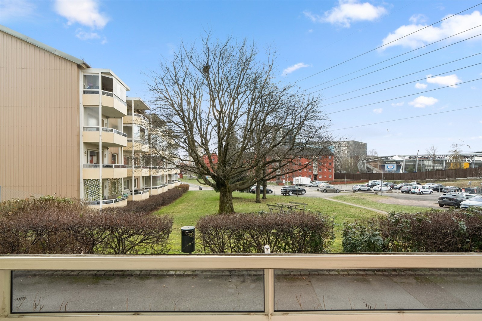 Fra balkongen er det utsyn over borettslagets grøntområder. Galleribilde