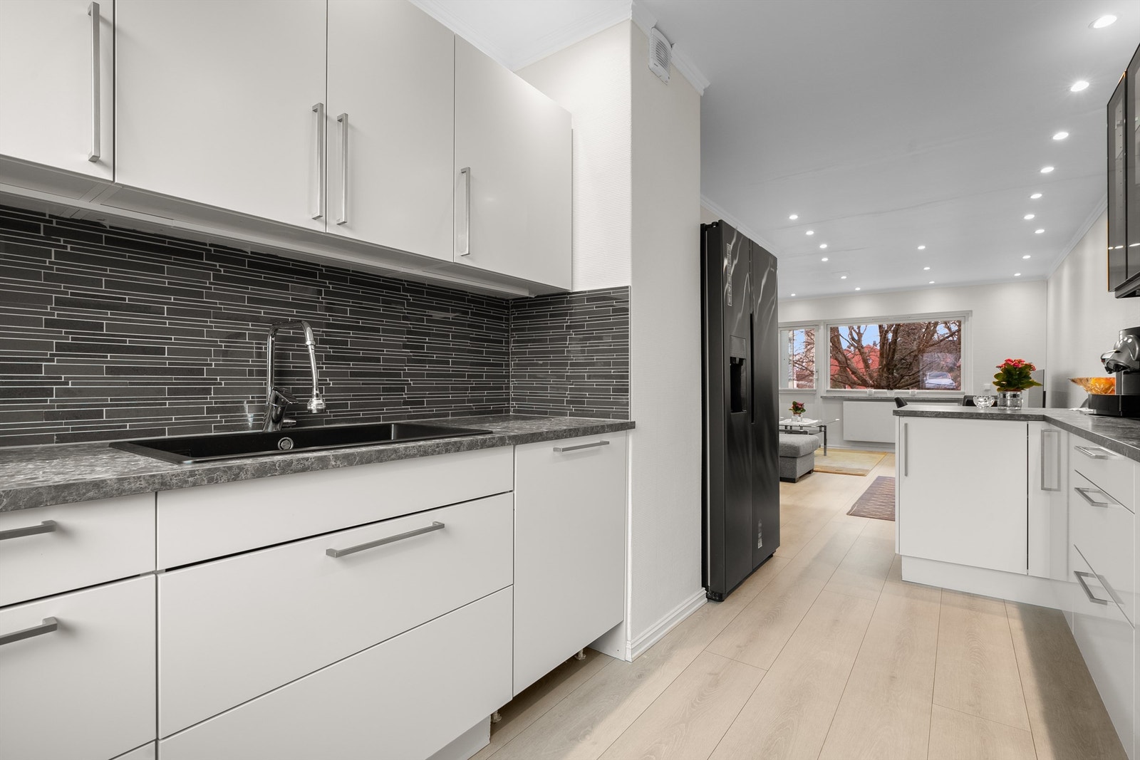 Laminatbenkeplate med nedfelt sort oppvaskkum gir gode arbeidsflater. Galleribilde