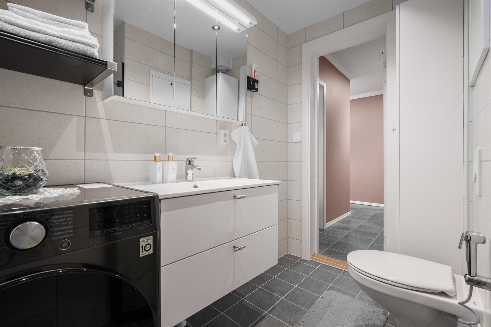 Her er det varmekabler i gulvet, opplegg for vaskemaskin og servant fra Drømmekjøkken. Galleribilde