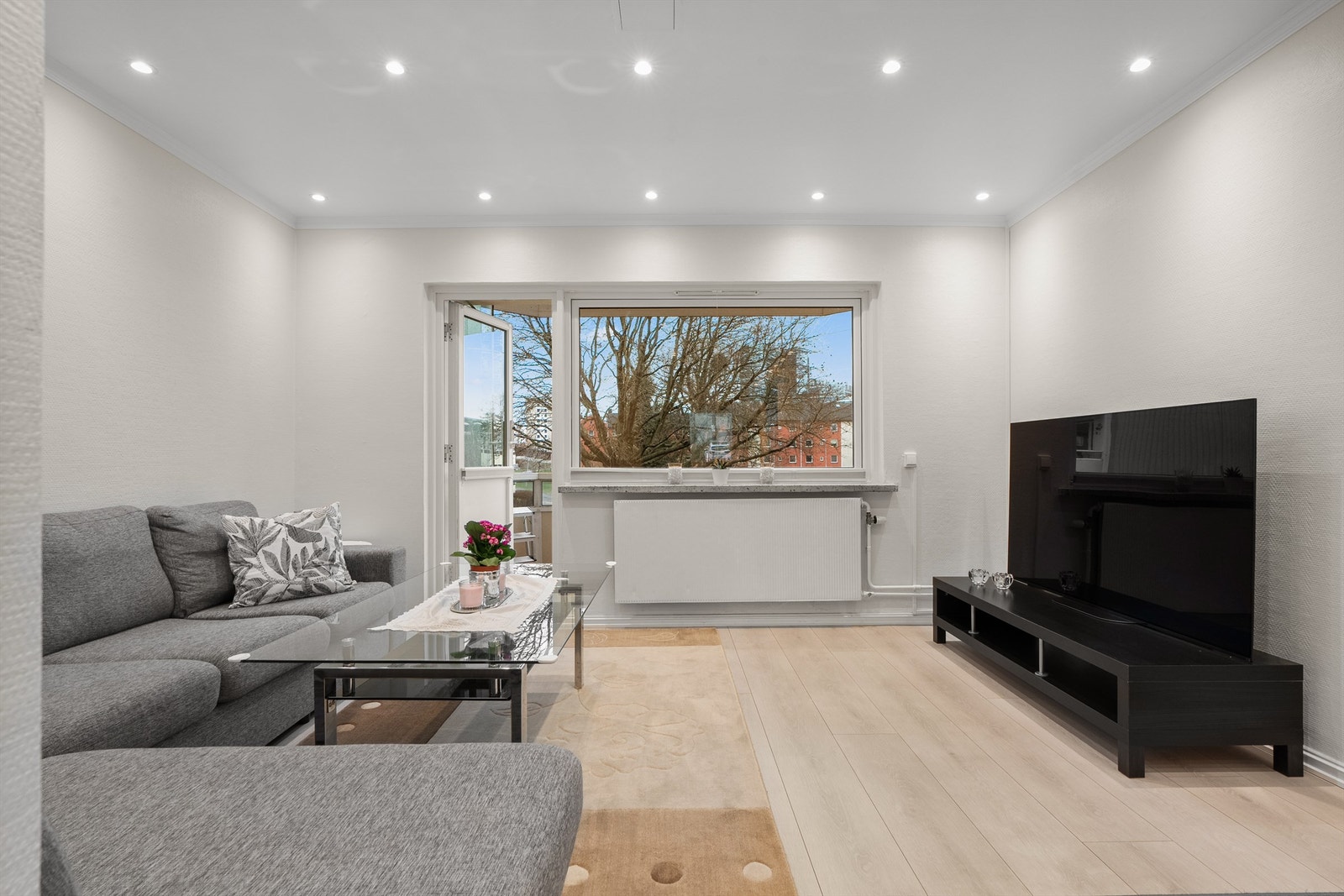 Taket er senket og utstyrt med 30 app-styrte downlights fordelt på fire soner. Galleribilde