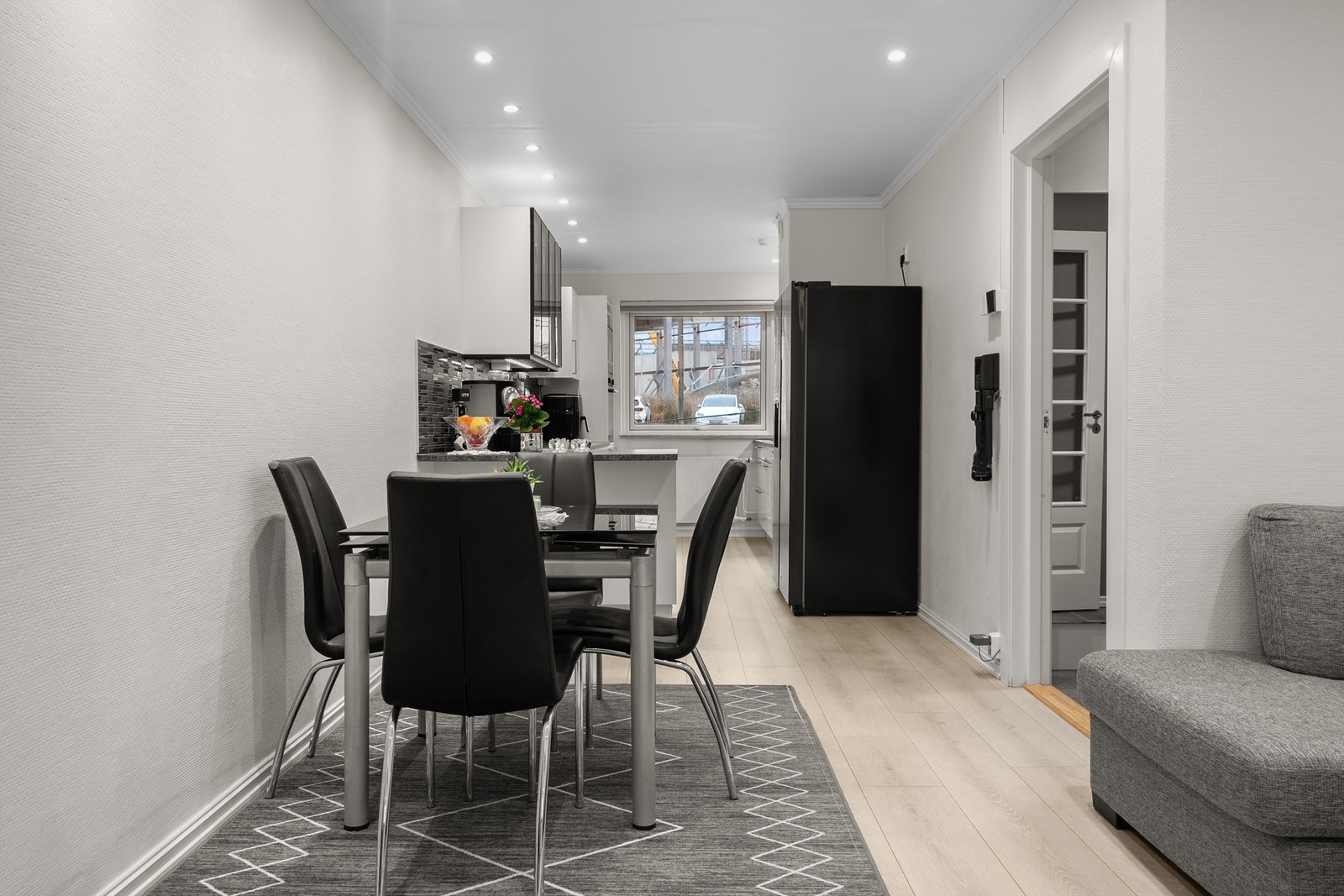 Spiseplassen blir en naturlig overgang mellom kjøkkenet og stuedelen. Galleribilde