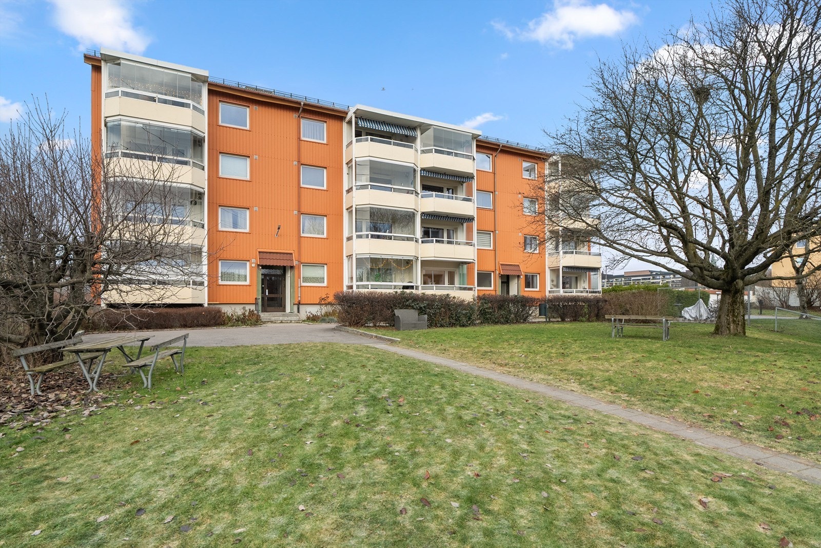 Bygningen er omgitt av felles grøntarealer med sittegrupper. Galleribilde