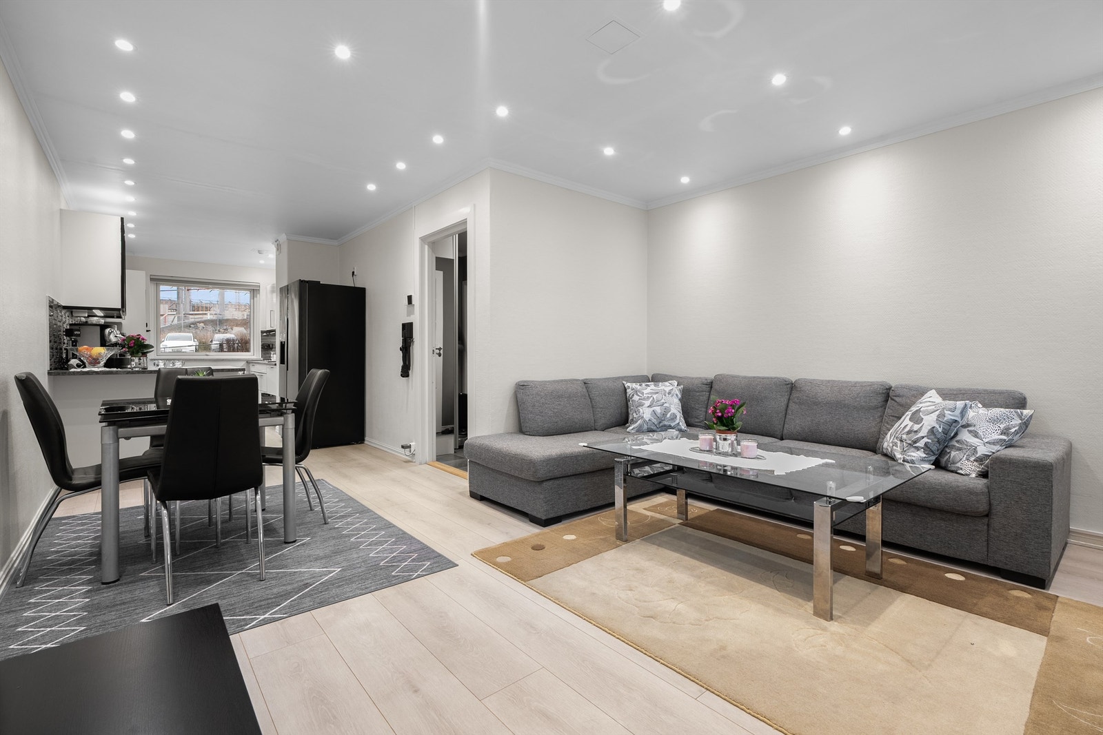 Det er god plass til både sofagruppe og spisebord i den åpne sonen. Galleribilde