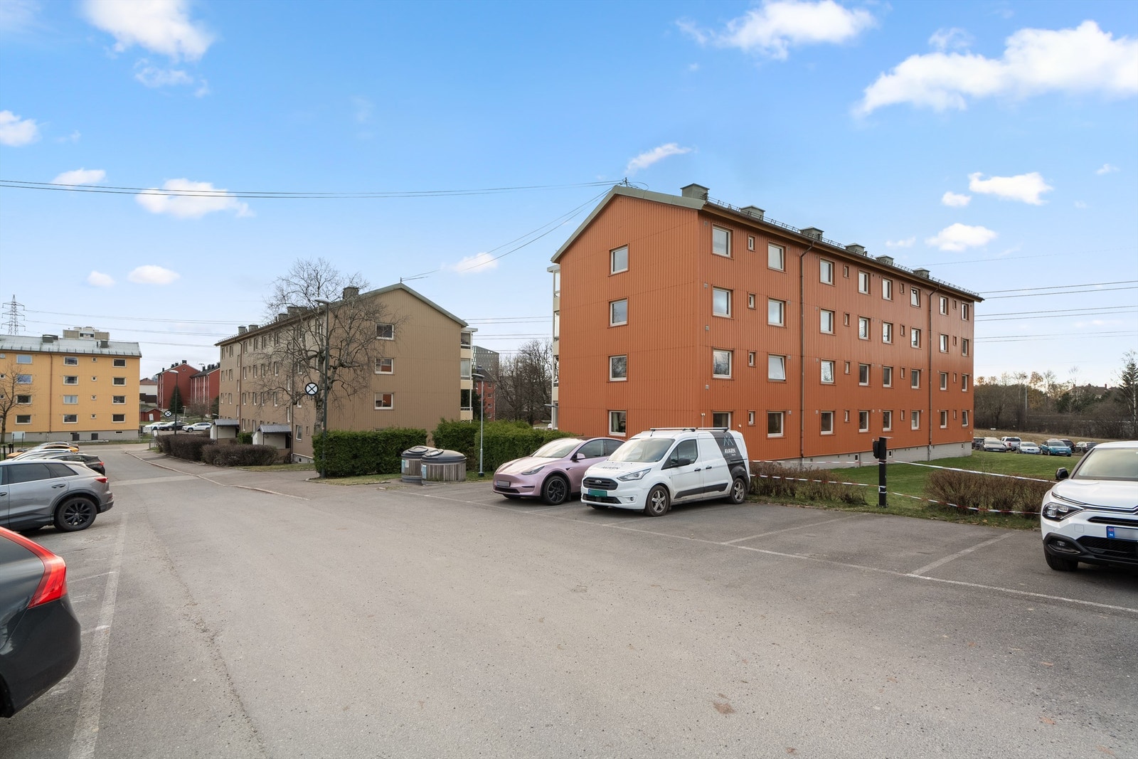 Eiendommen ligger i et etablert boligområde på Ulven. Galleribilde