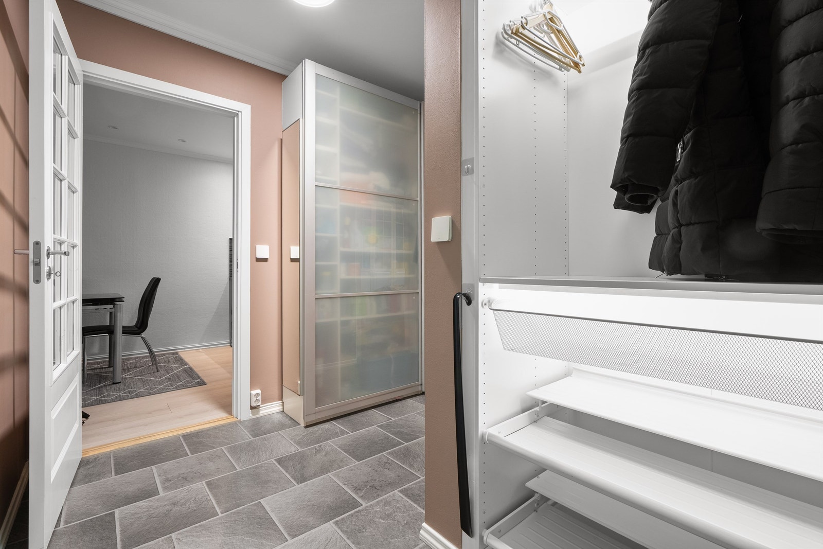 Her er det god plass til oppbevaring av yttertøy og sko i en praktisk garderobeløsning. Galleribilde