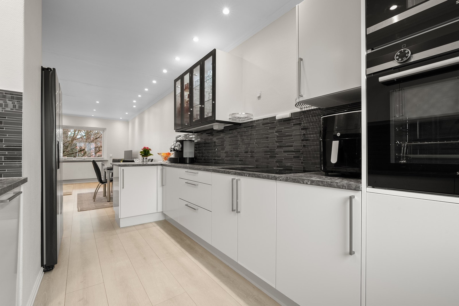 Kjøkkenet fra HTH ble installert i 2020 og har en smart og arealeffektiv utforming. Galleribilde