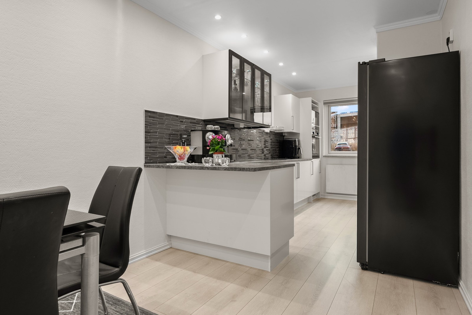 Kjøkkeninnredningen fra HTH har hvite, glatte fronter og rikelig med skapplass. Galleribilde