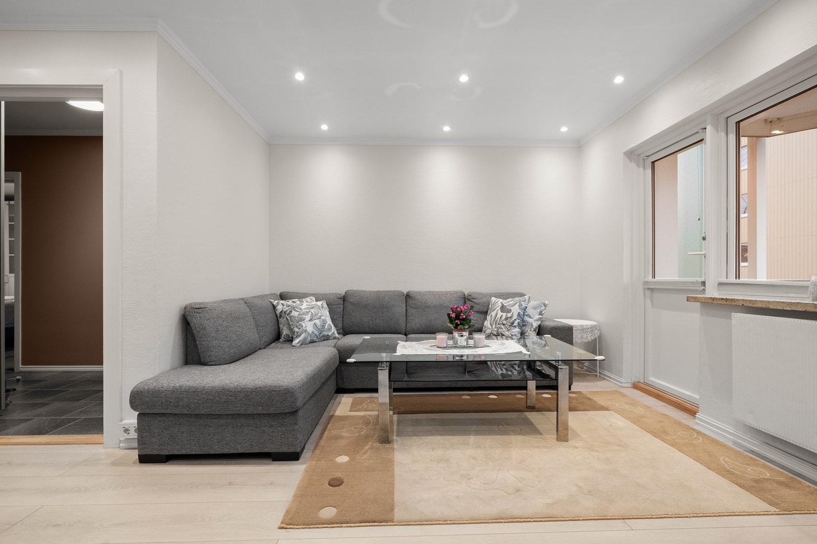 Fra stuen er det direkte utgang til den innglassede balkongen. Galleribilde