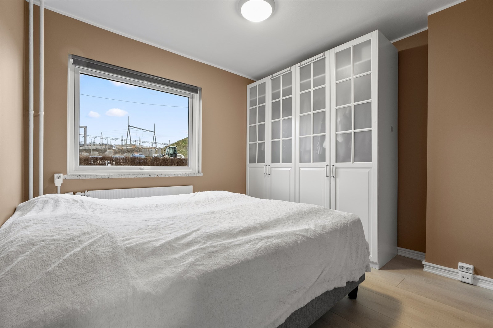 Hovedsoverommet har god plass til dobbeltseng og garderobeløsning. Galleribilde